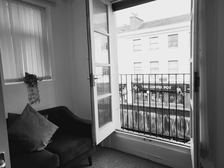 レミントンスパーHigh Street, 2 Bed, Newly Refurbアパートメント エクステリア 写真