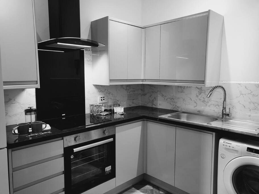 レミントンスパーHigh Street, 2 Bed, Newly Refurbアパートメント エクステリア 写真