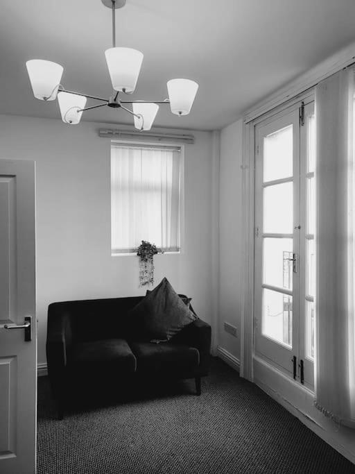 レミントンスパーHigh Street, 2 Bed, Newly Refurbアパートメント エクステリア 写真