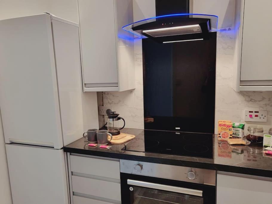 レミントンスパーHigh Street, 2 Bed, Newly Refurbアパートメント エクステリア 写真