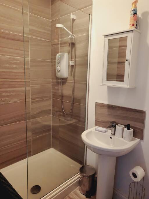 レミントンスパーHigh Street, 2 Bed, Newly Refurbアパートメント エクステリア 写真